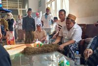 H. Her saat melakukan pembelian tembakau di Gudang Bawang Mas (Madurakita.com/red)