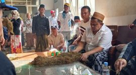 H. Her saat melakukan pembelian tembakau di Gudang Bawang Mas (Madurakita.com/red)