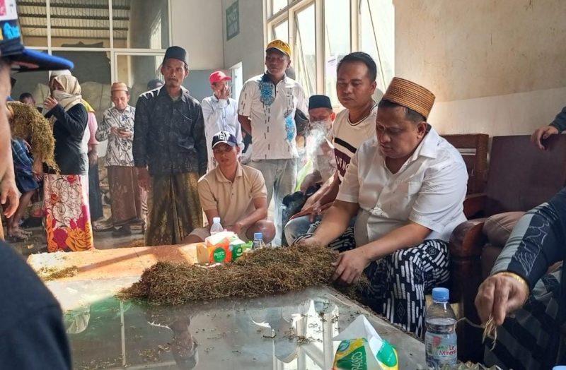 H. Her saat melakukan pembelian tembakau di Gudang Bawang Mas (Madurakita.com/red)