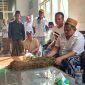 H. Her saat melakukan pembelian tembakau di Gudang Bawang Mas (Madurakita.com/red)
