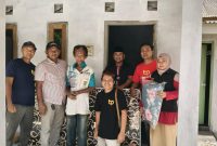 Tim relawan Bani Insan Peduli saat mendatangi Zainuddin. (Madurakita.com)