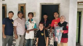 Tim relawan Bani Insan Peduli saat mendatangi Zainuddin. (Madurakita.com)