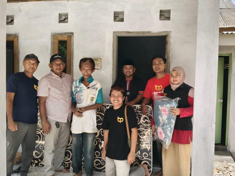 Tim relawan Bani Insan Peduli saat mendatangi Zainuddin. (Madurakita.com)