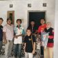 Tim relawan Bani Insan Peduli saat mendatangi Zainuddin. (Madurakita.com)