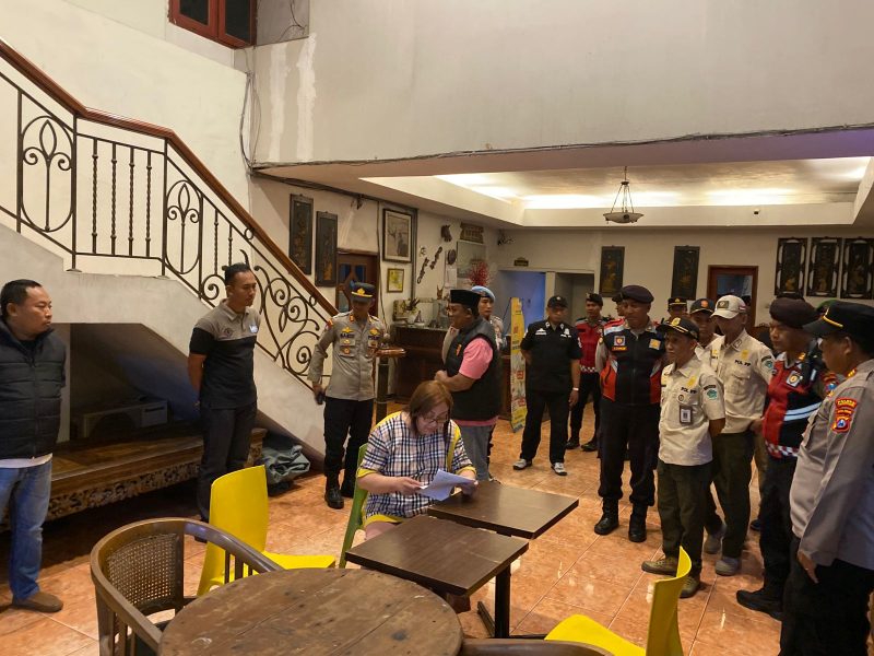 Jajaran aparat keamanan saat melakukan razia di beberapa tempat hiburan dan rumah kos (Madurakita.com)