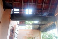 Salah satu kondisi rumah warga Palengaan usai diterpa angin kencang (Madurakita.com)