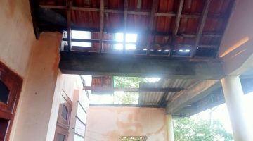 Salah satu kondisi rumah warga Palengaan usai diterpa angin kencang (Madurakita.com)