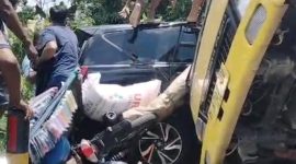 Sejumlah kendaraan yang terlibat kecelakaan beruntun di Waru Pamekasan (Madurakita.com)