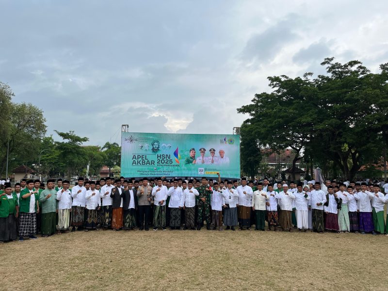 Foto bersama usai upacara Hari Santri di Halaman Pendopo Pamekasan (Madurakita.com)