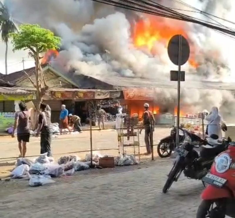 Suasana saat kebakaran di Ganding Sumenep (Madurakita.com)