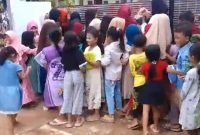 Sejumlah siswa SDN Tamberu 2 saat melihat kondisi sekolahnya (Madurakita.com)
