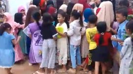 Sejumlah siswa SDN Tamberu 2 saat melihat kondisi sekolahnya (Madurakita.com)