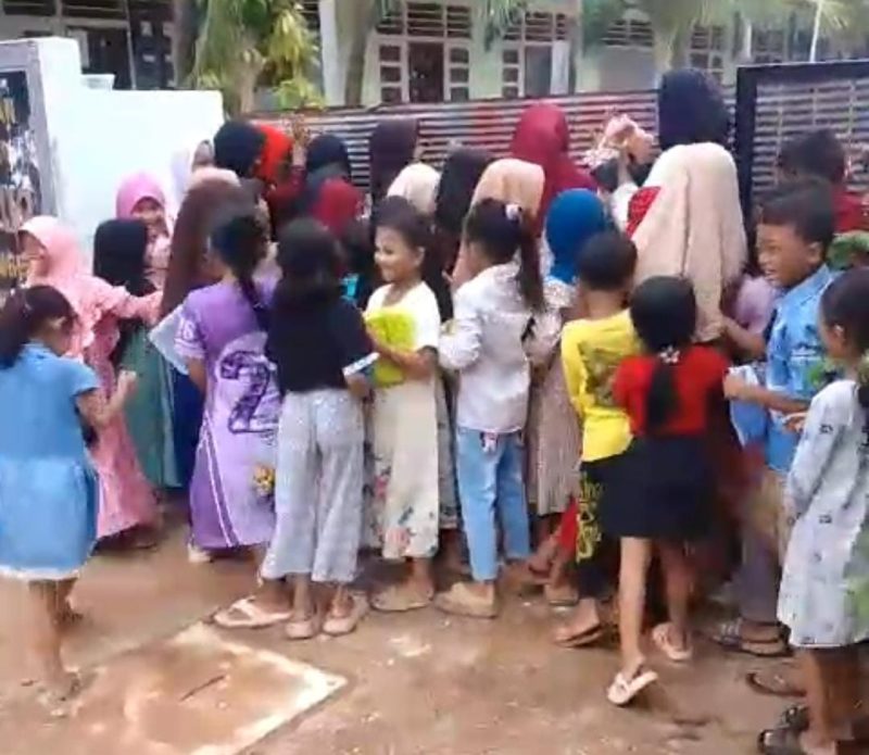 Sejumlah siswa SDN Tamberu 2 saat melihat kondisi sekolahnya (Madurakita.com)