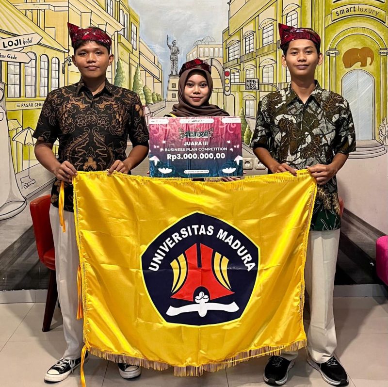 Tiga Mahasiswa UNIRA peraih juara Business Plan Competition (BPC) ACTIVE 2025 yang diselenggarakan oleh Fakultas Ekonomi dan Bisnis Universitas Sebelas Maret (UNS) Surakarta.