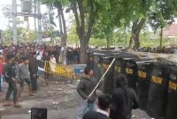 Suasana kericuhan yang terjadi di Kabupaten Sampang saat demonstrasi (Madurakita.com). 