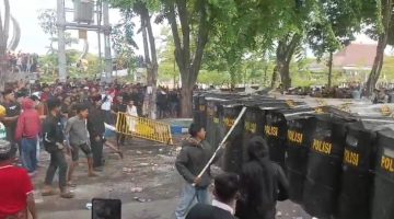Suasana kericuhan yang terjadi di Kabupaten Sampang saat demonstrasi (Madurakita.com). 
