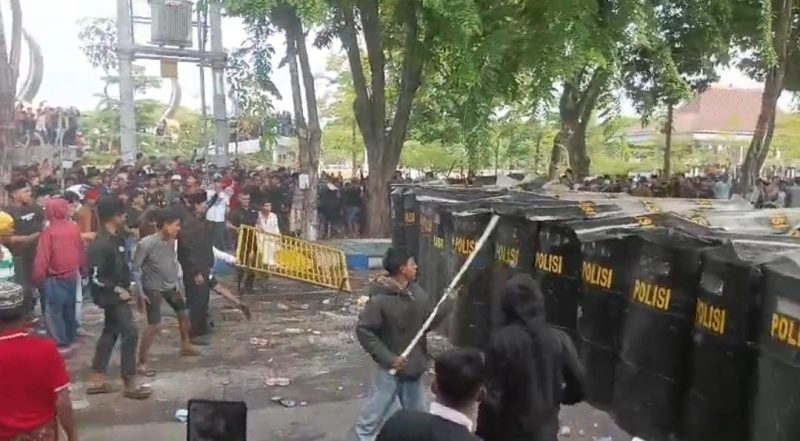Suasana kericuhan yang terjadi di Kabupaten Sampang saat demonstrasi (Madurakita.com). 