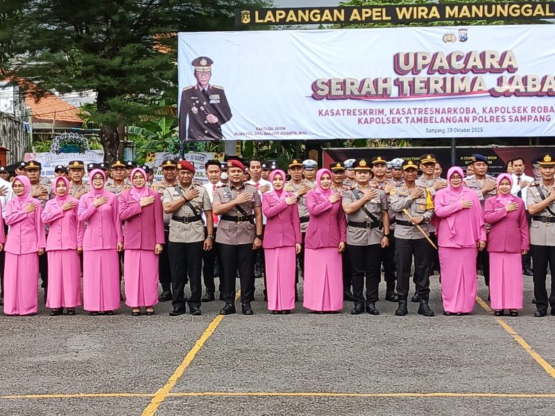 Foto bersama usai serah terima jabatan (Madurakita.com)