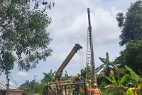 Petugas saat melakukan perbaikan pada tiang yang roboh (Madurakita.com)