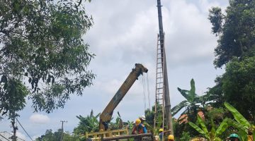 Petugas saat melakukan perbaikan pada tiang yang roboh (Madurakita.com)