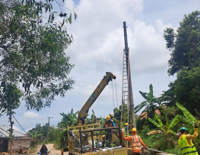 Petugas saat melakukan perbaikan pada tiang yang roboh (Madurakita.com)