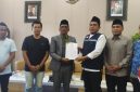 Eks Penasehat Bupati Pamekasan saat mendatangi Kantor DPRD Pamekasan (Madurakita.com)
