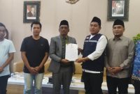 Eks Penasehat Bupati Pamekasan saat mendatangi Kantor DPRD Pamekasan (Madurakita.com)