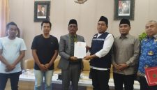 Eks Penasehat Bupati Pamekasan saat mendatangi Kantor DPRD Pamekasan (Madurakita.com)