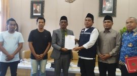 Eks Penasehat Bupati Pamekasan saat mendatangi Kantor DPRD Pamekasan (Madurakita.com)