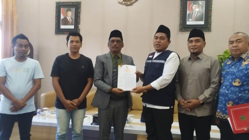 Eks Penasehat Bupati Pamekasan saat mendatangi Kantor DPRD Pamekasan (Madurakita.com)