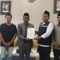 Eks Penasehat Bupati Pamekasan saat mendatangi Kantor DPRD Pamekasan (Madurakita.com)