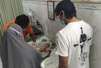 pihak kepolisian saat melakukan pemeriksaan pada bayi yang ditemukan. (Madurakita.com)