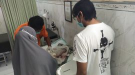 pihak kepolisian saat melakukan pemeriksaan pada bayi yang ditemukan. (Madurakita.com)