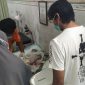 pihak kepolisian saat melakukan pemeriksaan pada bayi yang ditemukan. (Madurakita.com)