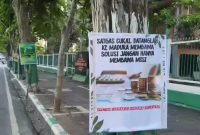 salah satu bener di depan Bea Cukai Madura wujud perlawanan petani (Madurakita.com)
