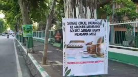 salah satu bener di depan Bea Cukai Madura wujud perlawanan petani (Madurakita.com)