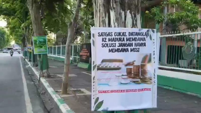 salah satu bener di depan Bea Cukai Madura wujud perlawanan petani (Madurakita.com)