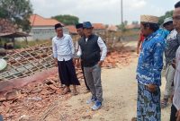 Wakil Bupati Pamekasan saat mengunjungi Keluarga yang terdampak Kebakaran (Madurakita.com)