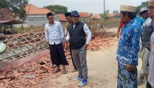 Wakil Bupati Pamekasan saat mengunjungi Keluarga yang terdampak Kebakaran (Madurakita.com)