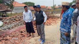Wakil Bupati Pamekasan saat mengunjungi Keluarga yang terdampak Kebakaran (Madurakita.com)