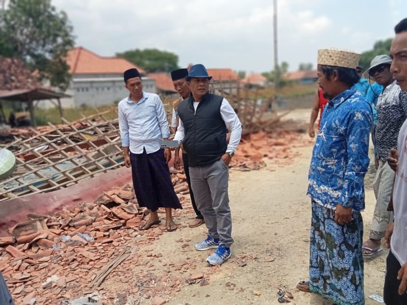 Wakil Bupati Pamekasan saat mengunjungi Keluarga yang terdampak Kebakaran (Madurakita.com)