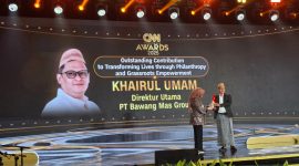 Diwakil Ketua Bawang Mas Center, H. Her Terima Penghargaan dari CNN Indonesia (Madurakita.com)