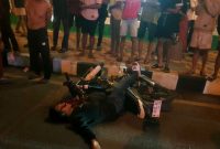 Salah satu korban terkapar di Depan Masjid (Madurakita.com).