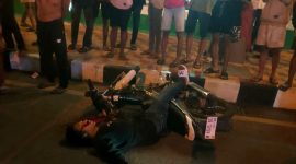 Salah satu korban terkapar di Depan Masjid (Madurakita.com).