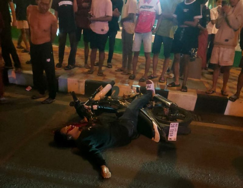 Salah satu korban terkapar di Depan Masjid (Madurakita.com).