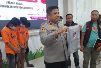 Kapolres Pamekasan menunjukkan salah satu barang bukti (Madurakita.com)