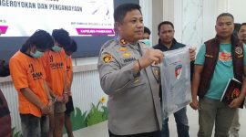 Kapolres Pamekasan menunjukkan salah satu barang bukti (Madurakita.com)