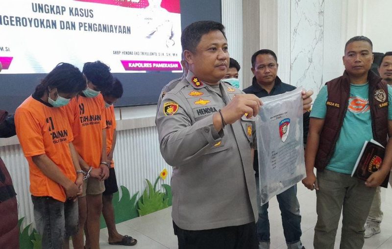 Kapolres Pamekasan menunjukkan salah satu barang bukti (Madurakita.com)