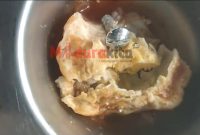 Baut yang terdapat di dalam lauk MBG usai dikeluarkan (madurakita.com)