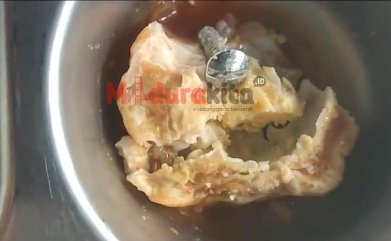 Baut yang terdapat di dalam lauk MBG usai dikeluarkan (madurakita.com)